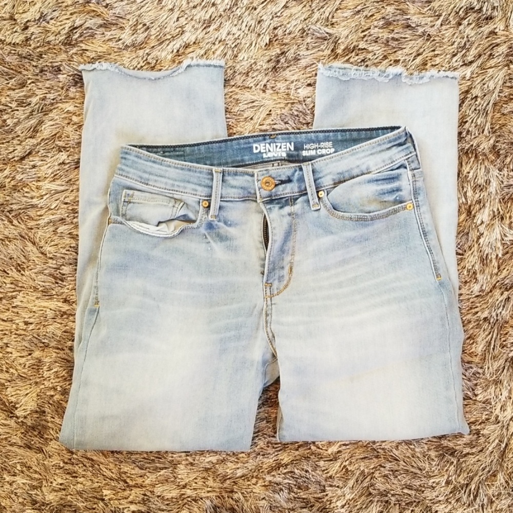 Levi capris size 4